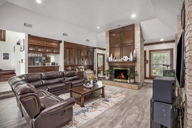 15106 Dawnbrook Dr in Houston, TX - Building Photo - Building Photo