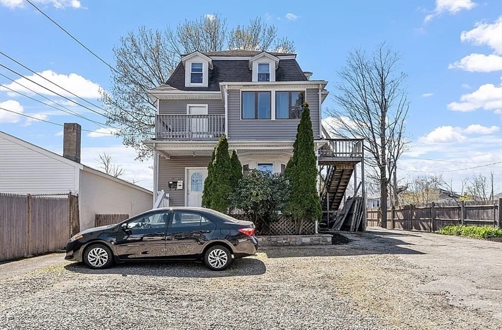 18 Canal St, Unit #1 in Medford, MA - Foto de edificio