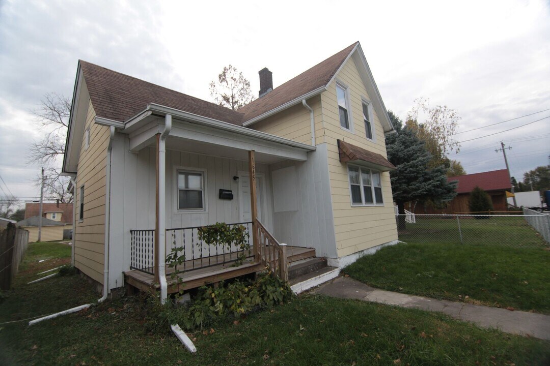 1645 W 17th St in Davenport, IA - Foto de edificio