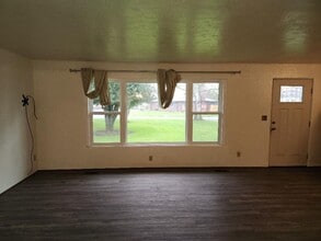 37243 Meredith Dr in Lebanon, OR - Building Photo - Building Photo