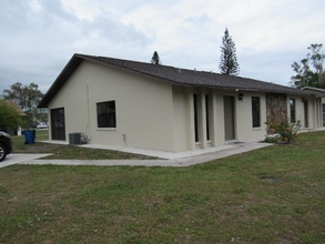 7447 Mellon Rd in Ft. Myers, FL - Building Photo - Building Photo