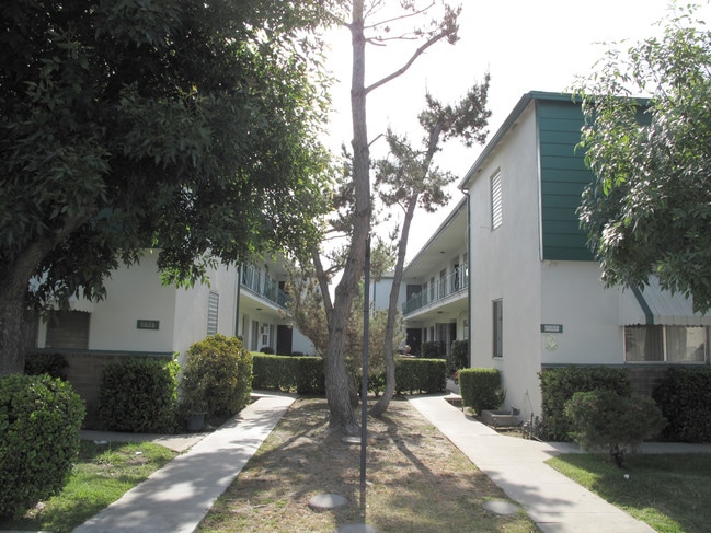 5824-5828 Whitsett Ave in North Hollywood, CA - Building Photo - Building Photo