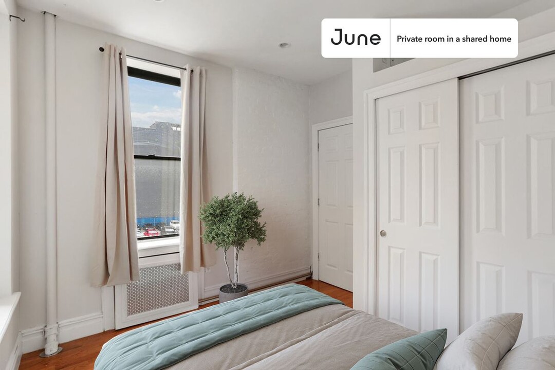 Private bedroom in 2 bed/1 bath Home in New York, NY - Building Photo