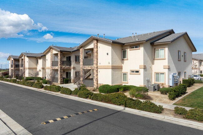 Sablewood Gardens in Bakersfield, CA - Building Photo - Building Photo