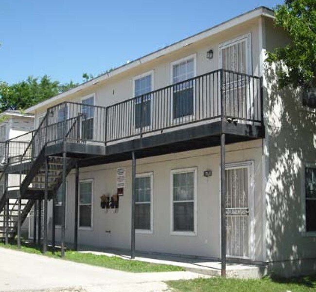 Delgado Apartments in San Antonio, TX - Foto de edificio - Building Photo