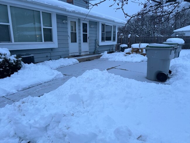 9307 W Manor Ct in Milwaukee, WI - Building Photo - Building Photo