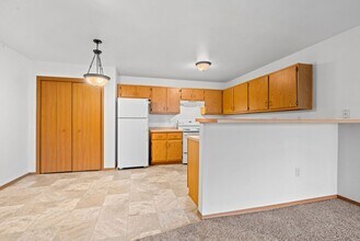 Gateway Estates Apartments in Beloit, WI - Foto de edificio - Building Photo