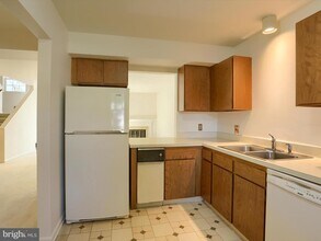 1068 W Foxcroft Dr in Camp Hill, PA - Building Photo - Building Photo