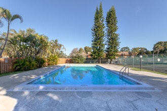 Tennis Villas Apartments in Miami, FL - Building Photo - Building Photo