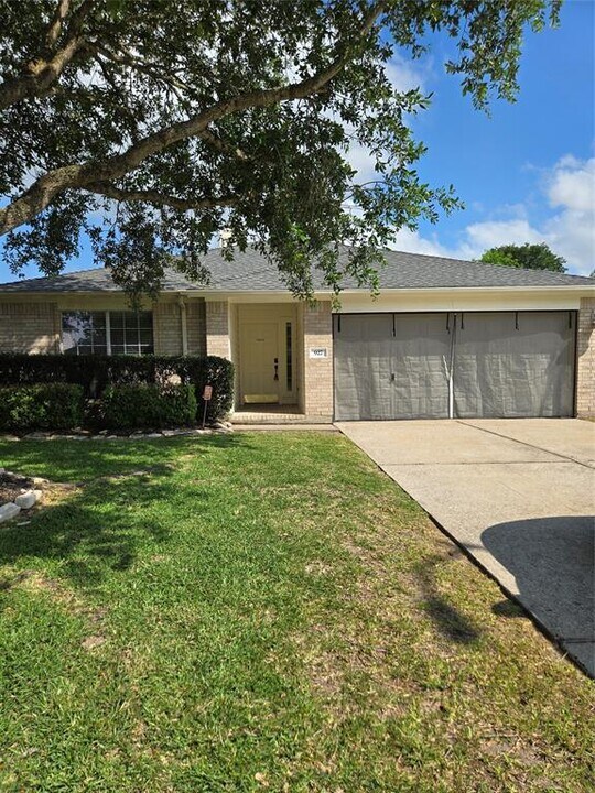 927 Chase Lock Dr in Bacliff, TX - Building Photo