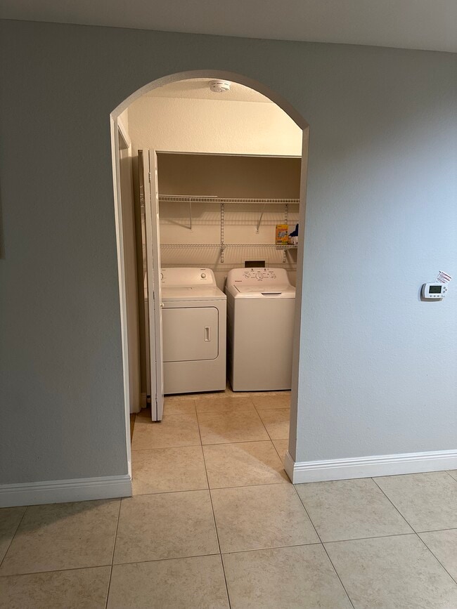 7405 Vista Way, Unit 102 in Bradenton, FL - Foto de edificio - Building Photo