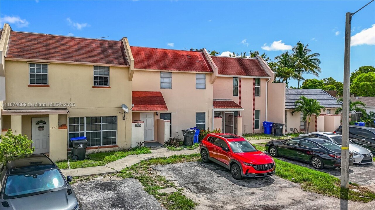 1379 Seaview in North Lauderdale, FL - Building Photo