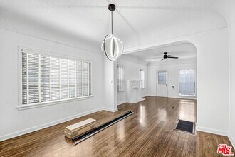 1357 Cloverdale Ave in Los Angeles, CA - Building Photo - Building Photo
