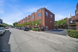 1730 W Terra Cotta Pl in Chicago, IL - Building Photo - Building Photo