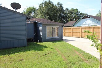 7739 Greendowns St in Houston, TX - Foto de edificio - Building Photo