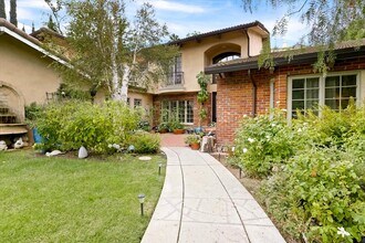 4751 Topeka Dr in Tarzana, CA - Building Photo - Building Photo