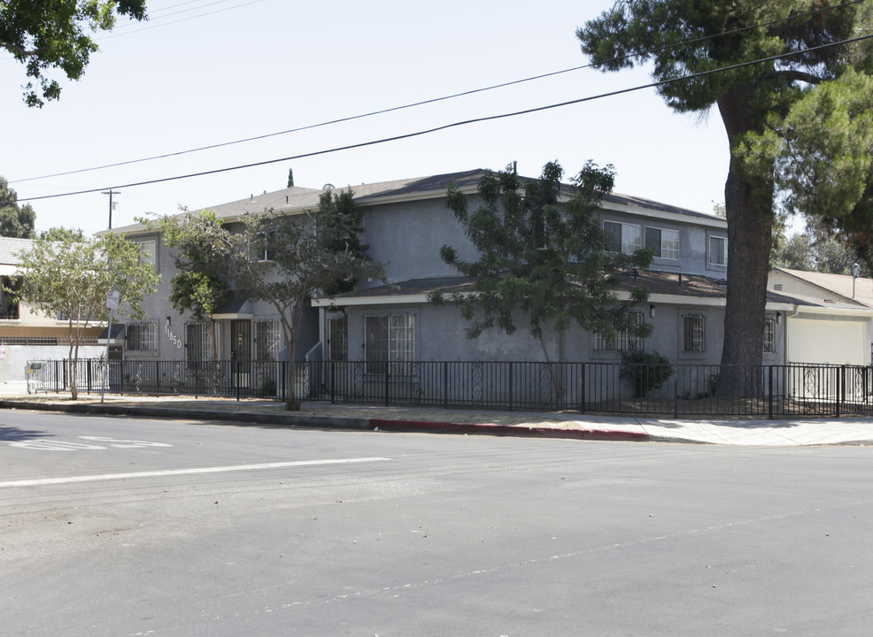 11850 Dehougne St in North Hollywood, CA - Foto de edificio