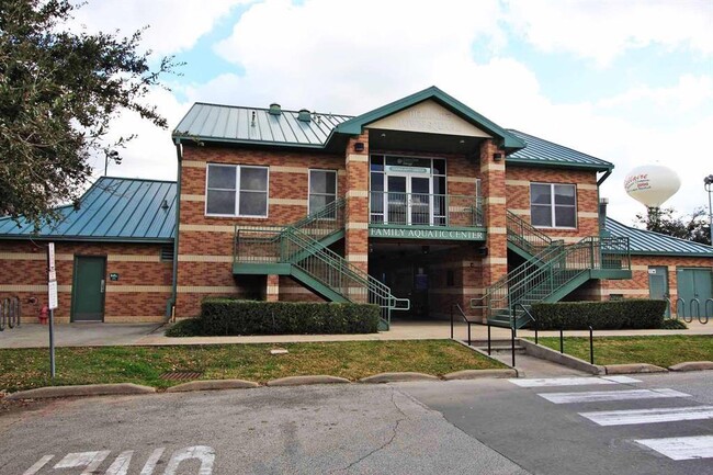 5237 Maple St in Bellaire, TX - Foto de edificio - Building Photo