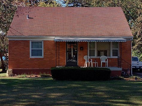 7800 Carnation Dr in Louisville, KY - Building Photo