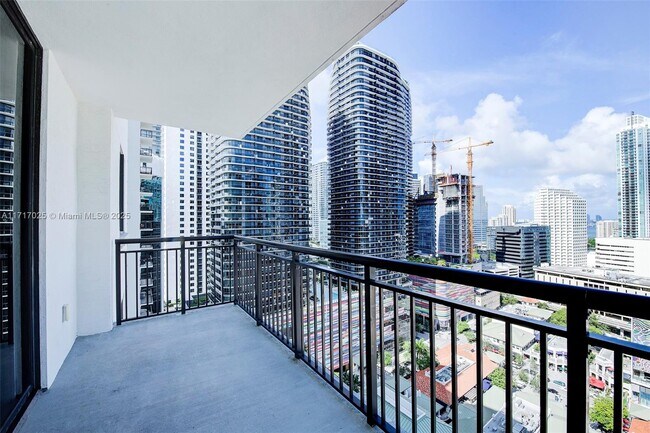 999 SW 1st Ave, Unit 2402 in Miami, FL - Building Photo - Building Photo