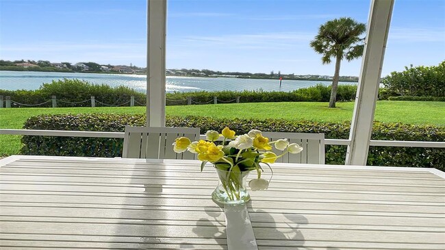 1360 Siesta Bayside Dr in Siesta Key, FL - Foto de edificio - Building Photo