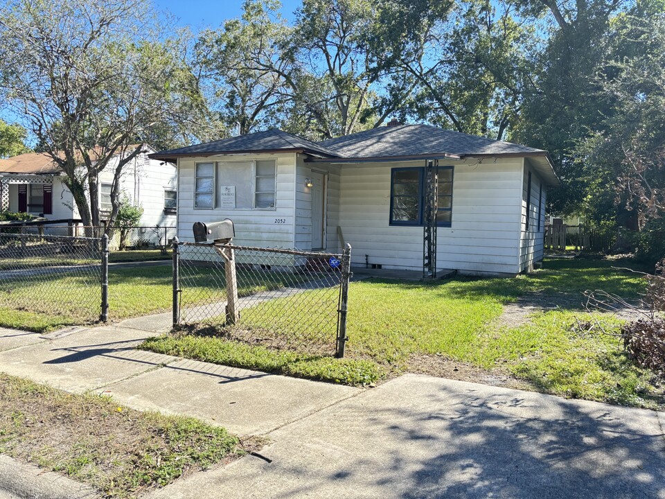 2052 W 16th St in Jacksonville, FL - Building Photo