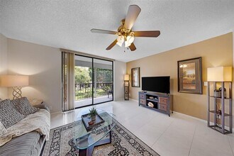 5250 Las Verdes Cir in Delray Beach, FL - Building Photo - Building Photo