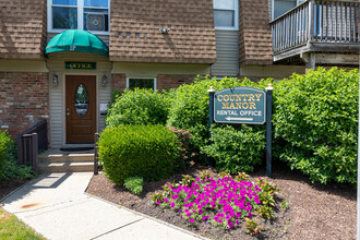 Country Manor Apartments in Middletown, NY - Foto de edificio - Building Photo