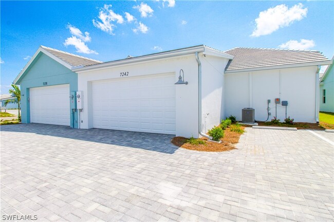 7242 Saona CT in Naples, FL - Foto de edificio - Building Photo