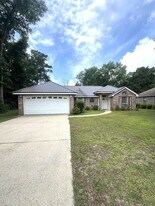 1421 Spruce St in Ocean Springs, MS - Building Photo