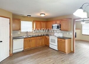 1002 NE Deer Creek Rd in Grain Valley, MO - Building Photo - Building Photo