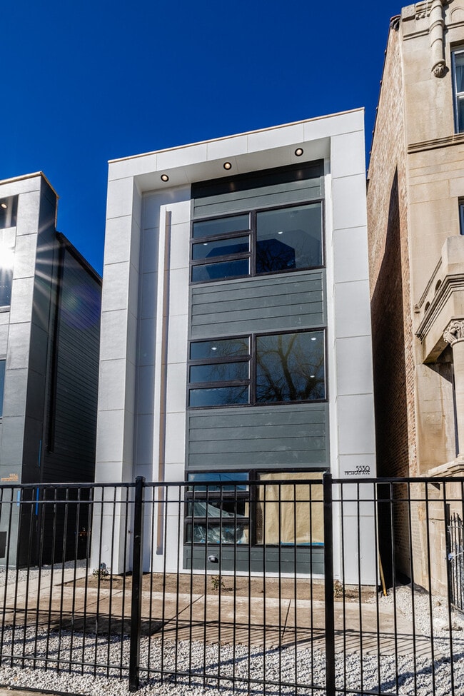 5530 S Michigan Ave in Chicago, IL - Building Photo - Building Photo