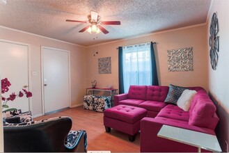 1206-1210 W Florence Ave in Los Angeles, CA - Foto de edificio - Interior Photo