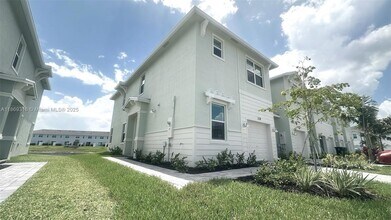 538 Rivergrass St in Port St. Lucie, FL - Foto de edificio - Building Photo
