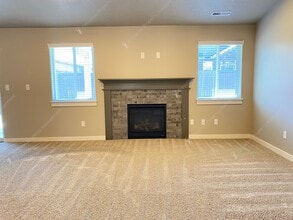 2392 NW Kingwood Ave in Redmond, OR - Building Photo - Building Photo