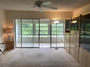 8341 Sands Point Blvd, Unit B303 in Tamarac, FL - Foto de edificio - Building Photo
