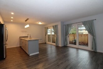 12313 NE 150th Ct in Kirkland, WA - Foto de edificio - Building Photo