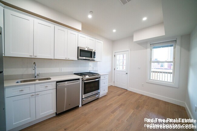 37 Calumet St, Unit 1 in Boston, MA - Foto de edificio - Building Photo