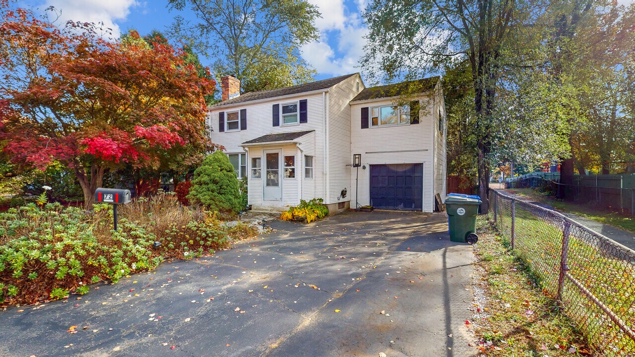 72 Woodycrest Dr in East Hartford, CT - Building Photo