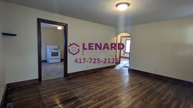 904 E Locust St in Bolivar, MO - Building Photo - Building Photo