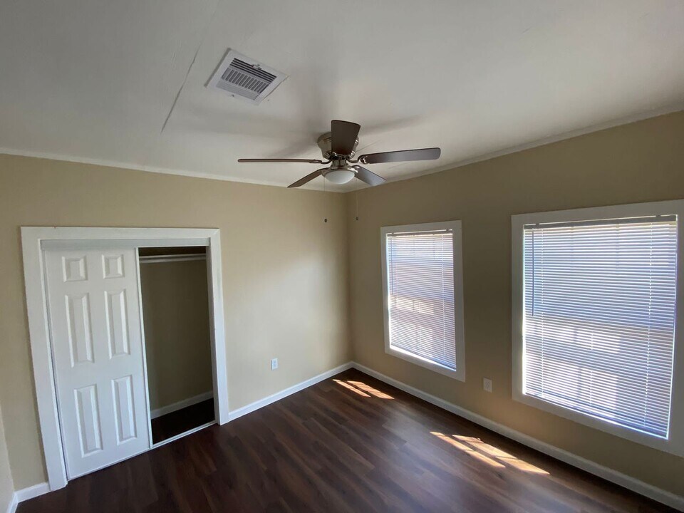 490 Oak St in Sour Lake, TX - Building Photo