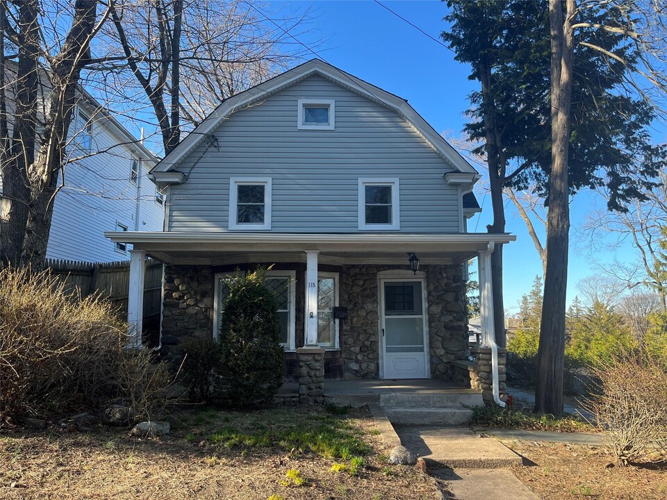 115 W Park Ave in Pearl River, NY - Building Photo