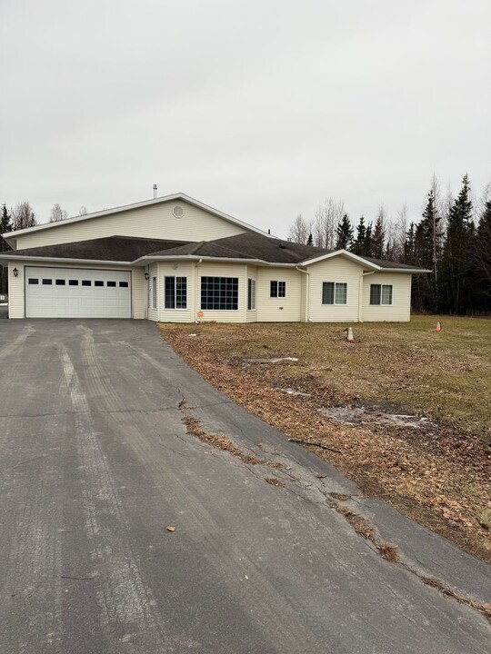 7698 Woodridge Ave in Wasilla, AK - Building Photo