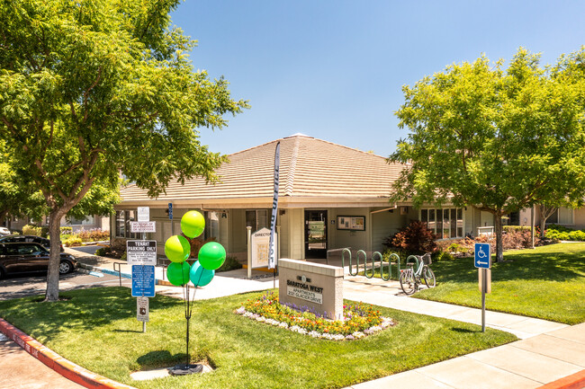 Saratoga West Apartments in Davis, CA - Foto de edificio - Building Photo