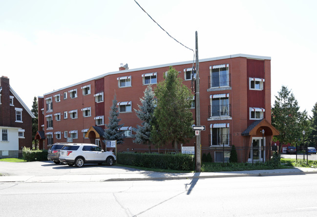 Laurel Apartments in Waterloo, ON - Building Photo - Primary Photo