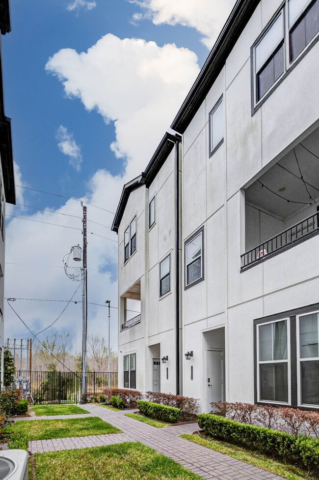 2802 Grand Fountains Dr in Houston, TX - Building Photo - Building Photo