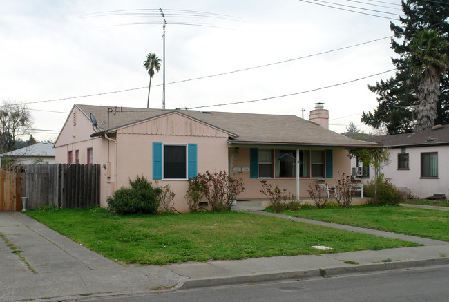 2120 Slater St in Santa Rosa, CA - Building Photo - Building Photo