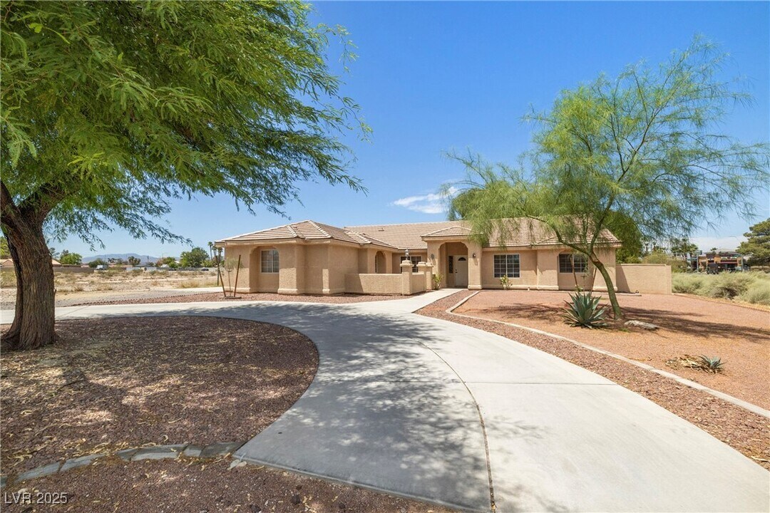 6171 Starlight Dr in Las Vegas, NV - Building Photo