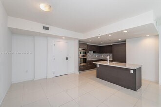 7875 NW 107th Ave in Doral, FL - Building Photo - Building Photo