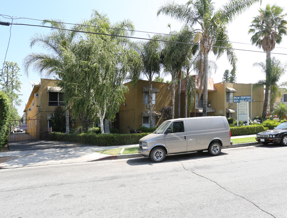 Clark Street Apartments in Tarzana, CA - Building Photo